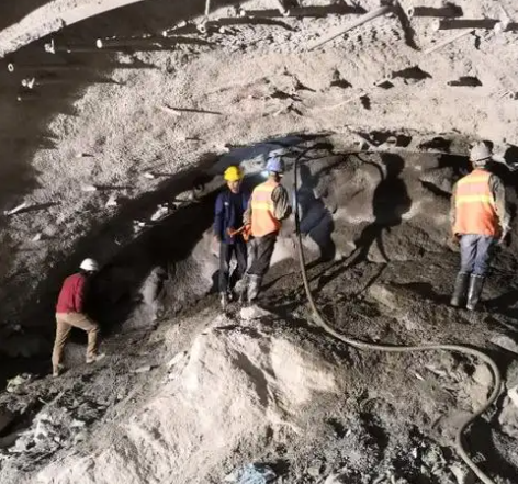 札达拱顶带模注浆料的施工流程及注意事项